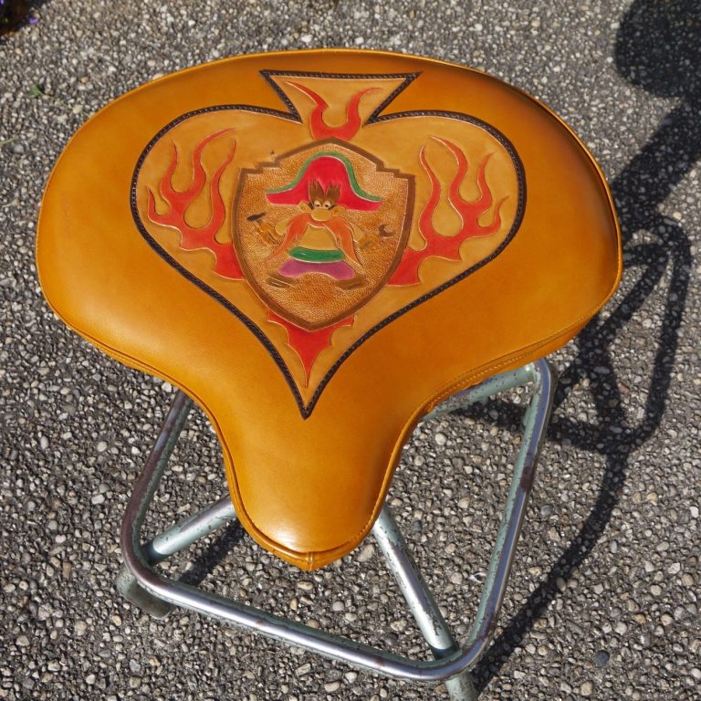 Tabouret d’atelier réalisé en cuir avec une partie en repoussage (sculpture sur cuir).