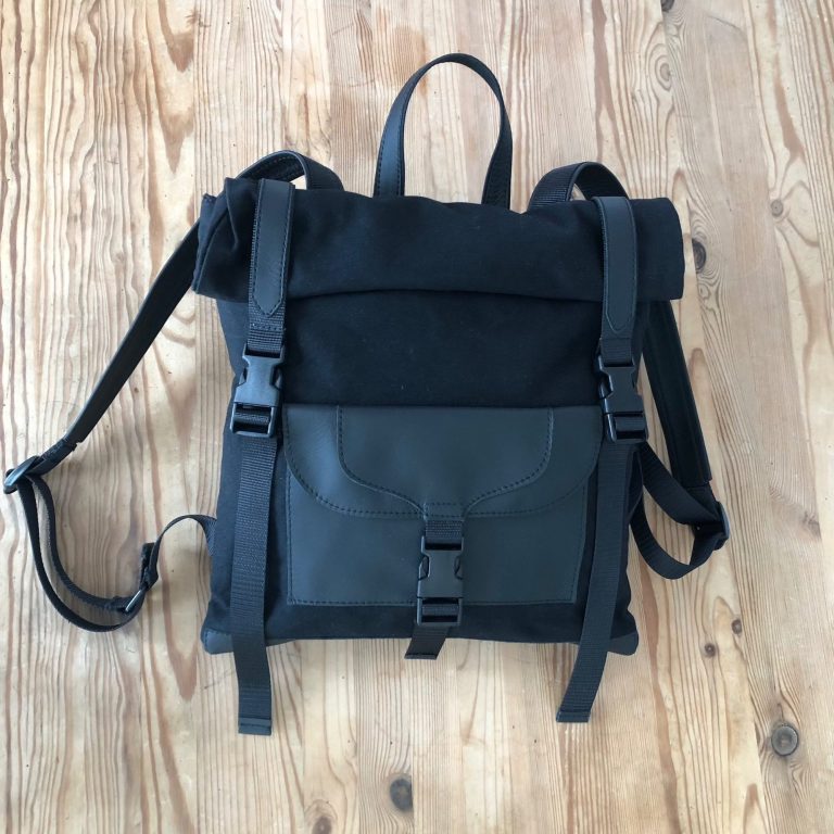 Sac à dos en toile imperméable et cuir vachette noir. Sac adapté à toutes saisons, réglable en hauteur pour plus de contenance.