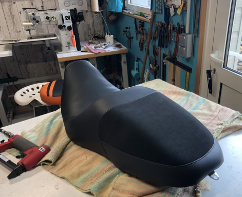 Selle en simili cuir perforé et simili antidérapant